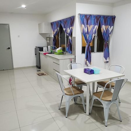Marina Island Couple Home Stay Lumut Exteriör bild