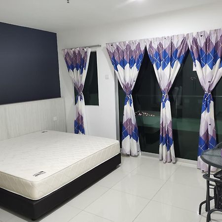 Marina Island Couple Home Stay Lumut Exteriör bild