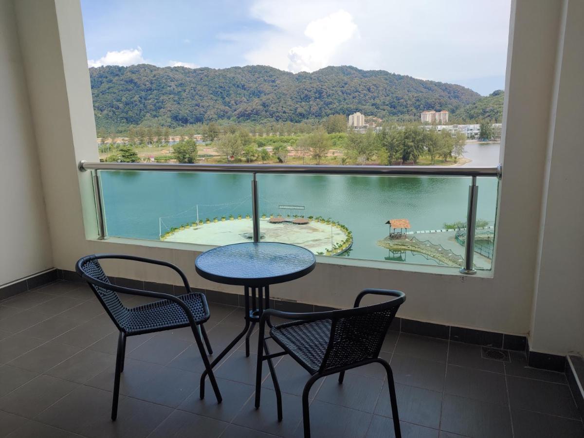 Marina Island Couple Home Stay Lumut Exteriör bild